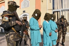 Lực lượng an ninh Afghanistan bắt giữ các tay súng Taliban trong chiến dịch truy quét khủng bố ở Jalalabad ngày 20/12. (Ảnh: EPA/TTXVN)