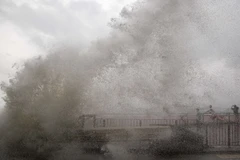 Sóng lớn xô vào bờ do ảnh hưởng của bão Haima tại Hong Kong, Trung Quốc ngày 21/10 vừa qua. (Ảnh: AFP/TTXVN