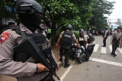 Cảnh sát Indonesia điều tra tại hiện trường một vụ tấn công. (Ảnh: AFP/TTXVN)