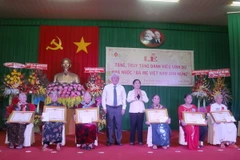 Trao bằng công nhận danh hiệu vinh dự Nhà nước “Bà mẹ Việt Nam Anh hùng” cho các Mẹ. (Ảnh: Phúc Sơn/TTXVN)
