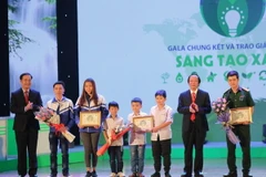 Thứ trưởng Bộ Tài nguyên và Môi trường Võ Tuấn Nhân (thứ hai từ phải sang) và ông Nguyễn Long Hải, Bí thư Trung ương Đoàn, Chủ tịch Hội đồng Đội Trung ương trao giải nhất cho các nhóm tác giả. (Ảnh: Trọng Đạt/TTXVN)