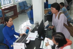 Người dân đến mua vé tàu Tết Đinh Dậu 2017 tại ga Sài Gòn. (Ảnh: Hoàng Hải/TTXVN)