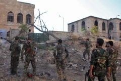 Binh sỹ quân đội Chính phủ Syria làm nhiệm vụ tại khu vực Bustan al-Basha, Aleppo ngày 6/10 vừa qua. (Ảnh: AFP/TTXVN)