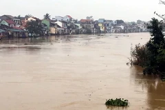 Phố cổ Bao Vinh và nhiều vùng ở hạ du sông Hương thuộc vùng trũng thị xã Hương Trà ngập nước - ảnh chụp 11 giờ ngày 4/12. (Ảnh: Quốc Việt/TTXVN)