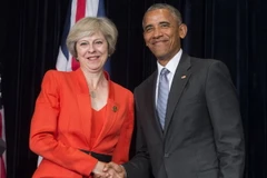 Tổng thống Barack Obama (phải) và Thủ tướng Anh Theresa May (trái) tại cuộc gặp ở Hàng Châu. (Ảnh: AFP/TTXVN)