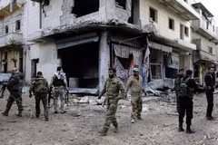 Binh sỹ Syria tuần tra tại thị trấn al-Bab ngày 3/12 vừa qua. (Ảnh: AP/TTXVN)