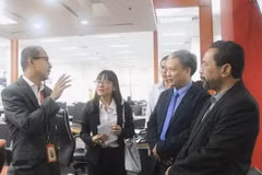 Cán bộ New Straits Times giới thiệu với Đoàn Tạp chí Cộng sản về tổ chức, hoạt động của báo. (Ảnh: Lê Hòa/Vietnam+)