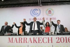 Thư ký điều hành Hội nghị COP22 Patricia Espinosa (thứ 2, trái) và Chủ tịch COP22 Salaheddine Mezouar (giữa) và các quan chức sau khi thông qua tuyên bố của Hội nghị ngày 17/11 vừa qua. (Ảnh: AP/TTXVN)