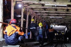 Lực lượng cứu hộ tại hiện trường vụ sập mỏ ngày 28/10/2014. (Ảnh: THX/TTXVN)