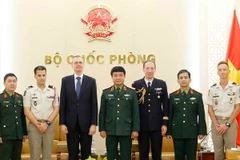 Thượng tướng Võ Văn Tuấn, Phó Tổng Tham mưu trưởng Quân đội Nhân dân Việt Nam với các đại biểu. (Ảnh: An Đăng/TTXVN)