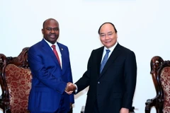 Thủ tướng Nguyễn Xuân Phúc tiếp ông Jaime Basilio Monteiro, Bộ trưởng Bộ Nội vụ Mozambique. (Ảnh: Thống Nhất/TTXVN)