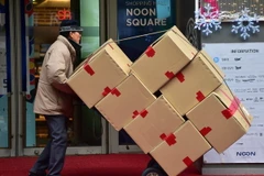 Người dân Hàn Quốc vận chuyển hàng hóa tại thủ đô Seoul. (Ảnh: AFP/TTXVN)