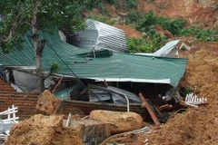 Nhiều ngôi nhà bị sập, đắt đá vùi lấp. (Ảnh: Phan Sáu/TTXVN)