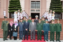 Thượng tướng Nguyễn Chí Vịnh và Ngài Dato Sri Mohd Johari bin Haharom, Thứ trưởng Bộ Quốc phòng Malaysia chụp ảnh chung cùng đoàn. (Ảnh: Hồng Pha/TTXVN)