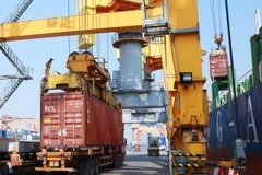 Bốc xếp container tại chi nhánh cảng Tân Vũ, Cảng Hải Phòng. (Ảnh: Lâm Khánh/TTXVN)