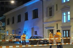 Cảnh sát điều tra tại hiện trường vụ xả súng tại Zurich. (Ảnh: AFP/TTXVN)
