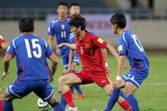 Pha cầm bóng đột phá của tiền vệ Tuấn Anh-số 8-Việt Nam. (Ảnh: Quốc Khánh/TTXVN)