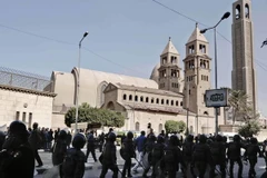 Nhân viên an ninh gác bên ngoài nhà thờ sau vụ nổ. (Ảnh: AP/TTXVN)