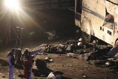 Các điều tra viên làm nhiệm vụ hiện trường vụ nổ ở Istanbul ngày 10/12. (Ảnh: EPA/TTXVN)