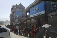 Người dân Myanmar xếp hàng tại khu vực biên giới ở Muse ngày 22/11 vừa qua. (Ảnh: AFP/TTXVN)