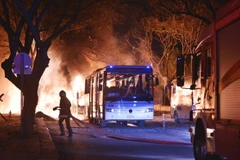 Lực lượng cứu hỏa nỗ lực dập tắt đám cháy do vụ đánh bom xe gây ra. (Nguồn: AP)