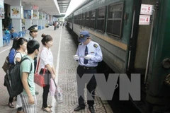 Nhiều hành khách vẫn chọn phương tiện đi lại bằng tàu hỏa vì mức giá hợp lý. (Ảnh: TTXVN)