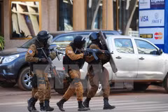 Lực lượng đặc nhiệm Burkina Faso rà soát quanh khu vực bị tấn công khủng bố. (Nguồn: AFP/TTXVN)