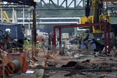 Khói đen bốc lên dữ dội sau vụ nổ ở nhà máy hóa dầu Pemex ngày 21/4. (Nguồn: AFP/TTXVN) 