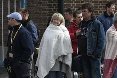 Sơ tán người dân khỏi sân bay Zaventem ở Brussels sau các vụ đánh bom liều chết ngày 22/3. (Nguồn: AFP/TTXVN)