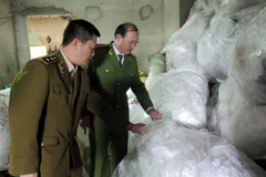 Cơ quan chức năng kiểm tra đột xuất một cơ sở sản xuất túi nhựa polyetylen. (Ảnh: Vietnam+)