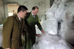 Cơ quan chức năng kiểm tra đột xuất một cơ sở sản xuất túi nhựa polyetylen. (Ảnh: Vietnam+)