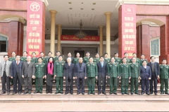 Tổng Bí thư Nguyễn Phú Trọng, Bí thư Quân uỷ Trung ương và các đại biểu với cán bộ, chiến sỹ Bộ Tư lệnh Thủ đô Hà Nội. (Ảnh: Trí Dũng/TTXVN)