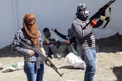 Các tay súng PKK trong cuộc xung đột với binh sỹ Thổ Nhĩ Kỳ tại Bismil, Diyarbakir. (Nguồn: AFP/TTXVN) 