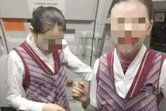 Hai nữa tiếp viên bị đổ nước lên đầu trên chuyến bay. (Nguồn: dailymail.co.uk)