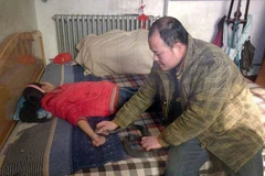 Người cha đã tìm đến một phương pháp kì dị - một con rắn hổ mang.