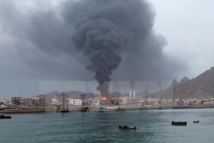 Khói bốc lên từ nhà máy lọc dầu Aden trong vụ tấn công do phiến quân Houthi tiến hành tại Aden, miền nam Yemen ngày 13/7/2015. (Nguồn: AFP/TTXVN) 