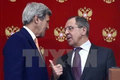 Ngoại trưởng Nga Sergei Lavrov và người đồng cấp Mỹ John Kerry. (Nguồn: AFP/TTXVN)