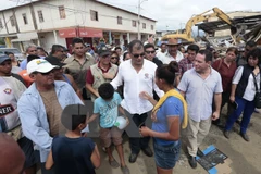 Tổng thống Ecuador Rafael Correa (giữa) đã tới thị sát các khu vực bị ảnh hưởng bởi trận động đất mạnh 7,8 độ Richter xảy ra tối 16/4 vừa qua ở tây bắc nước này. (Ảnh: AFP/TTXVN)