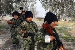 IS huấn luyện trẻ em luyện tập với súng. (Nguồn: straitstimes)