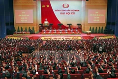 Các đại biểu biểu quyết thông qua Nghị quyết Đại hội XII Đảng Cộng sản Việt Nam. (Nguồn: TTXVN)
