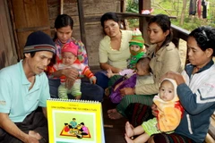 Kiểm tra tư vấn dinh dưỡng trẻ em cho đồng bào dân tộc Bru - Vân Kiều tại huyện Lệ Thủy. (Ảnh: Dương Ngọc/TTXVN)