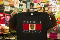 Chiếc áo phông in chữ 'Czechia' bày bán tại một cửa hàng ở thủ đô Prague. (Nguồn: AFP/TTXVN)