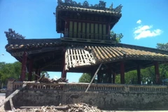 Một phần mái phía bên trái của Phu Văn Lâu bị sạt lở, đổ sụp