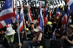 Lực lượng "áo đỏ" bao vây Ủy ban chống tham nhũng