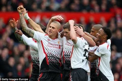 Video bàn mở tỷ số của Gerrard vào lưới Man Utd