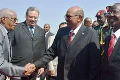 Phó Tổng thống Nam Sudan James Wani Igga (phải) đón Tổng thống Sudan Omar al-Bashir tại sân bay Juba ngày 6/1. (AFP/TTXVN)