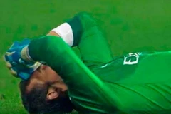 Thủ môn Diego Lopez vô tình mắc lỗi trong trận Parma-Milan