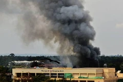 Khói bốc lên sau một vụ tấn công trung tâm mua sắm gần Mombasa. (Nguồn: AFP/Getty Images)