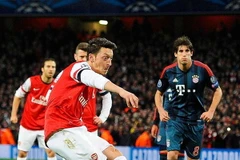 Tin vắn 21/2: Milan sốc vì Balotteli, Oezil thành người thừa