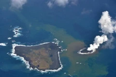 Đảo núi lửa mới hình thành “nuốt chửng” hòn đảo lân cận